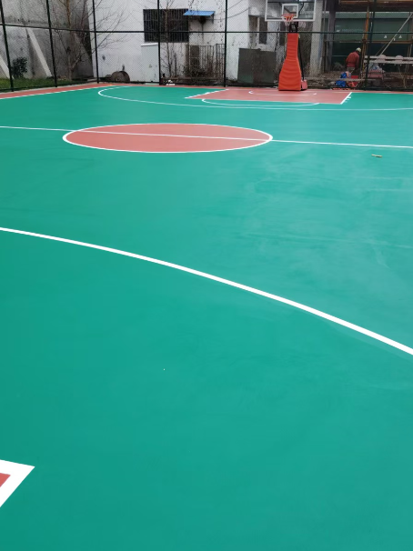 巴青 球场长期使用易出现地面开裂